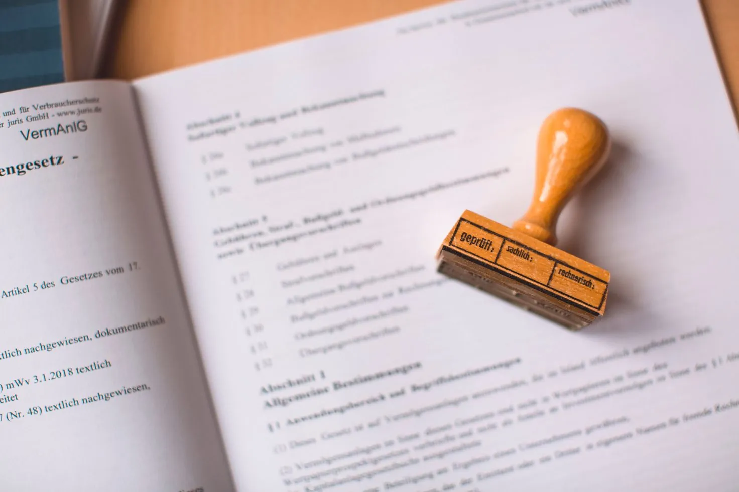Aufgeschlagenes Gesetzbuch mit Stempel